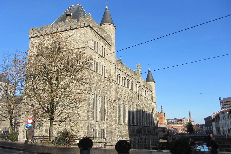 geeraard de duivelsteen.jpg - Het Geeraard de Duivelsteen is een gebouw uit de 13e eeuw, genoemd naar ridder Gheeraert van Ghent, bijgenaamd de Duivel. Hij was de tweede zoon van de burggraaf van Gent, Zeger III.